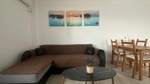 a living room with a couch and a table at La Playa Residence in Năvodari