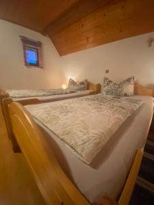 two twin beds in a room with a window at Münsterblick in Wolframs-Eschenbach