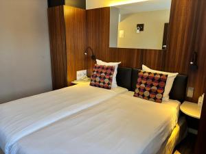 フロート・ベイハールデンにあるGosset Hotelのベッドルーム1室(大型ベッド1台、枕2つ付) +11枚の写真