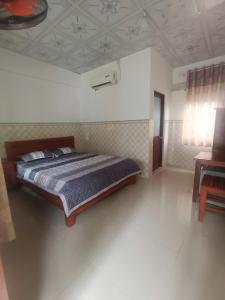 a bedroom with a bed in the middle of a room at Homestay Mỹ Ánh 1 in Phú Quốc +1 photo