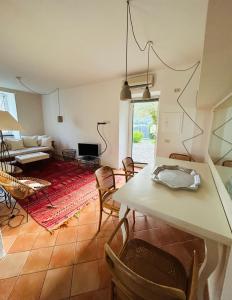 un soggiorno con tavolo e sedie di Ulivi nel blu Country House With Pool 2 rooms a Rapallo