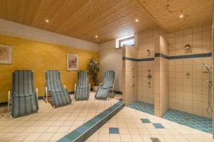poczekalnia z 3 krzesłami i prysznicem w obiekcie Pension Sattelkopf w mieście Sankt Anton am Arlberg