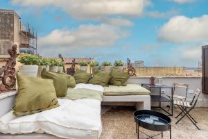a couch sitting on top of a balcony at Ziolì Apartment in Noto
