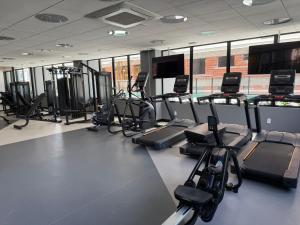 a gym with rows of exercise bikes and treadmills at Luxo e Aconchego 1Qt Com Sacada GY03 proximo Vaca Brava in Goiânia