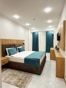 Giường trong phòng chung tại Khatai Royal Hotel