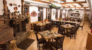 an overhead view of a restaurant with tables and chairs at Hanul Teilor in Dăneşti +69 photos