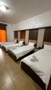 Giường trong phòng chung tại فندق الخيال الكبير +26 ảnh