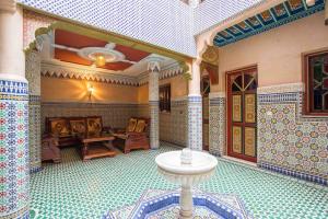 ein Raum mit einem Tisch mitten in einem Gebäude in der Unterkunft Ryad Hamza in Marrakesch