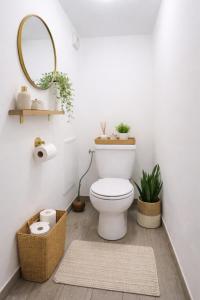 Et badeværelse på Opposite Metro 14, Cozy Guest Room with Garden & Free Parking, 5 min Orly Airport, 7 min Paris + 7 billeder