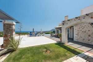 an external view of a stone house with a patio at Villa Resi in Vamos