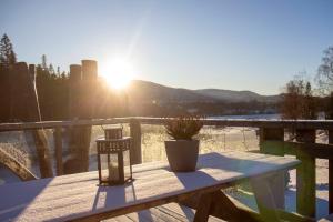 een tafel met een kaars en een potplant op een balkon bij Unik fjøsleilighet in Levanger