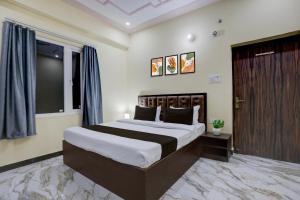 a bedroom with a large bed in a room at Hotel O by OYO SGD Lawn And Hotel in Varanasi