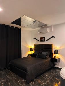 ein Schlafzimmer mit einem Bett und Hörnern an der Decke in der Unterkunft Spa2luxe - La Montana in Saint-Quentin