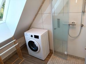 a washing machine in a bathroom with a shower at Fewo Zur Windmühle in Pegau