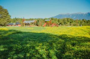 een grasveld met een speeltuin op de achtergrond bij Cabañas Puerto Aysen in Puerto Aisén