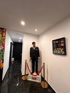 eine Statue eines Mannes in einem Raum mit einem roten Band in der Unterkunft Spa2luxe - La Montana in Saint-Quentin