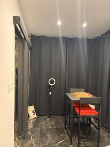 ein Zimmer mit einem Tisch und einem schwarzen Vorhang in der Unterkunft Spa2luxe - La Montana in Saint-Quentin