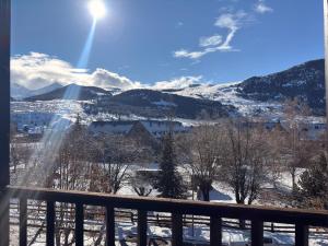 een balkon met uitzicht op een besneeuwde berg bij Chimenea, confort moderno y madera - Falcó 2 in Pla de l'Ermita