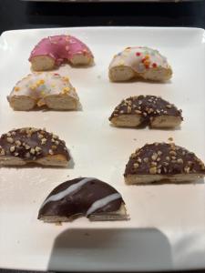 un piatto di ciambelle con cioccolato e granella di Parkhotel Gent Centrum a Gand