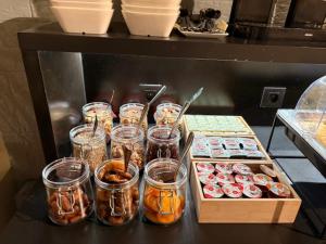 un tavolo con barattoli e scatole di ciambelle di Parkhotel Gent Centrum a Gand
