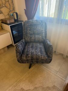 a chair sitting in a room with a window at Harran Kümbet Otel in Harran