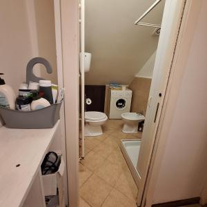 a small bathroom with a toilet and a sink at I 3 FRATELLI in Foligno