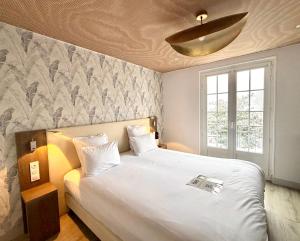 a bedroom with a large white bed with a ceiling at Best Western Hotel Restaurant Ile de France in Château-Thierry