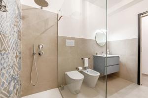 a bathroom with a toilet and a shower at Busacca Suite in Scicli