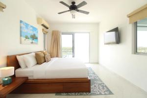 a bedroom with a bed and a ceiling fan at Ocean View Mansion 8 min to Palm Beach in Noord