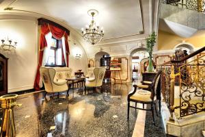 Hotel Leopold I في نوفي ساد: غرفة طعام مع طاولة وكراسي وثريا