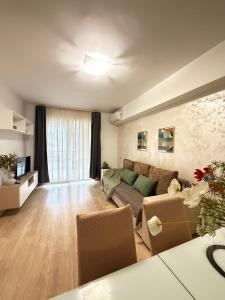a living room with a couch and a tv at Luxury Apartments Newton by GLAM - Parking Option in Iaşi