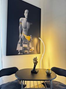 a room with a table and a picture on the wall at B&B La Meta in Benevento