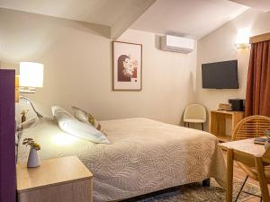a hotel room with a bed and a tv at Château le Bouïs Hotel & Wine in Gruissan