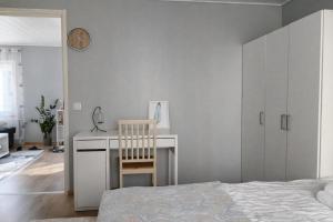 a bedroom with a bed and a desk with a chair at Lumi & Luonto - Entire 100 sqm 3-BR house with private wood fired sauna in Oulu