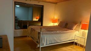 a bedroom with a bed and a large mirror at Rosen Hill in Nol