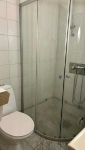 a bathroom with a glass shower with a toilet at Rosen Hill in Nol