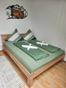 a bedroom with a bed with green sheets at Galas Lodge - Nähe Red Bull Ring in Weißkirchen in Steiermark +18 photos