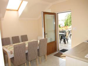 a dining room with a table and chairs at Csilla apartman in Hajdúszoboszló