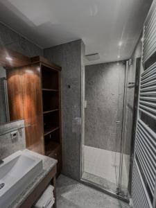 een badkamer met een douche en een wastafel bij Sportschule Oberhaching in Oberhaching