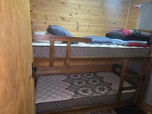 a room with two bunk beds in a cabin at Casa Container Rosa in Bagé
