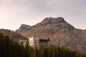 Pemandangan gunung umum atau pemandangan gunung yang diambil dari hotel