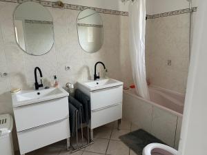 a bathroom with two sinks and a bath tub at Le paradis de la Provence in Verenay +58 photos