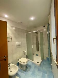 a bathroom with a shower and a toilet and a sink at Hotel Oasi Este in Este +11 photos