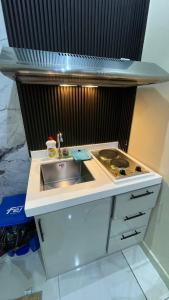 a kitchen with a sink and a stove at غولدن إليت للشقق المخدومة الأجاويد Golden Elite Serviced apartment alajawed in Jeddah