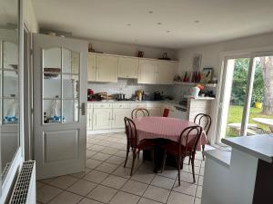 a kitchen with a table with a pink table cloth at Le paradis de la Provence in Verenay