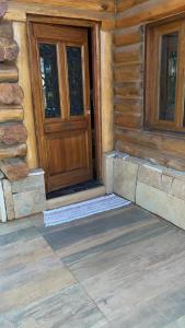 an entrance to a log cabin with a wooden door at Cabañas Betsaida in Lago Meliquina