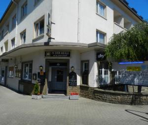 ein Gebäude mit einem Schild auf der Vorderseite in der Unterkunft Hotel In der Meile in Dortmund