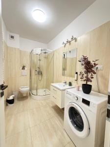 a bathroom with a washing machine and a toilet at Studios Palas by GLAM Center Area and Mall - Parking Option in Iaşi +98 photos