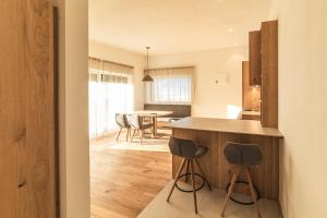 a kitchen and dining room with a table and chairs at Residence Louise in Vipiteno