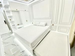 a white room with a bed in the middle at PKseahome 3 bedroom 4 toilet Novaworld in Phan Thiet +29 photos
